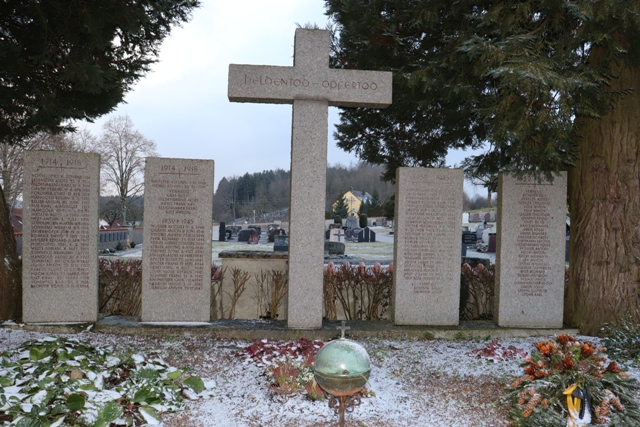 Gedenkmal Molpertshaus, gesamt, vor dem Friedhof
