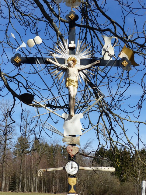 Detail zum Arma-Christi-Kreuz an der Straße nach Bergatreute