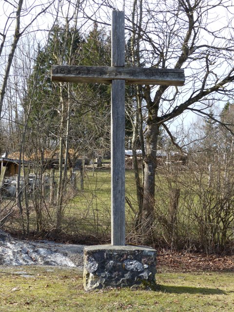 großes Holzkreuz an der Straße nach Bergatreute