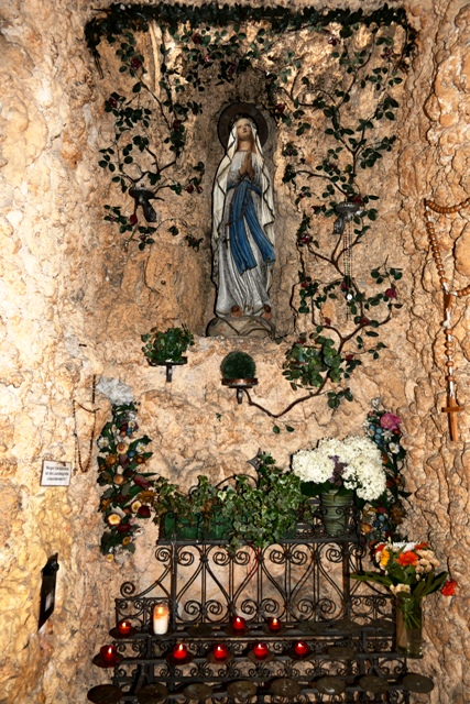 Lourdesgrotte an der Kirchmauer in Altheim