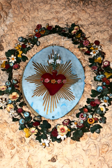 Lourdesgrotte an der Kirchmauer in Altheim
