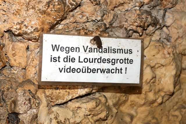 Lourdesgrotte an der Kirchmauer in Altheim