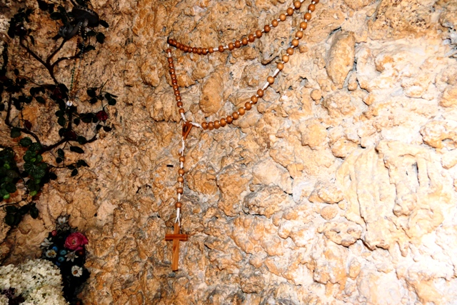 Lourdesgrotte an der Kirchmauer in Altheim