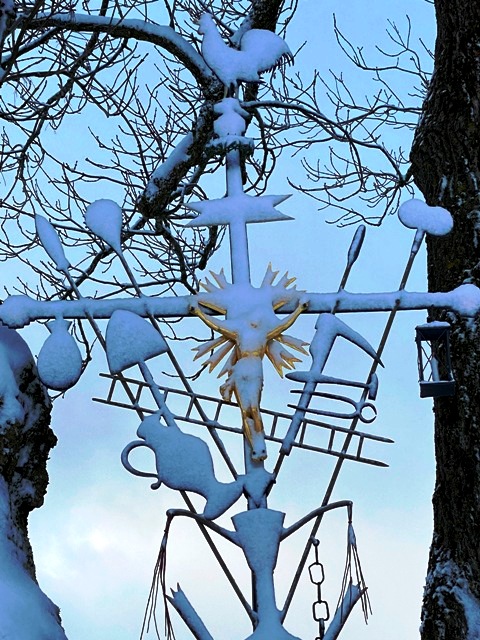 Arma-Christi-Kreuz Ottmannshofen im Schnee, Detail