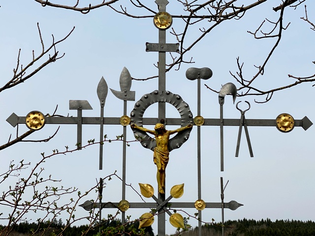 Arnach, Ziegeleistraße, "modernes" Arma-Christi-Kreuz