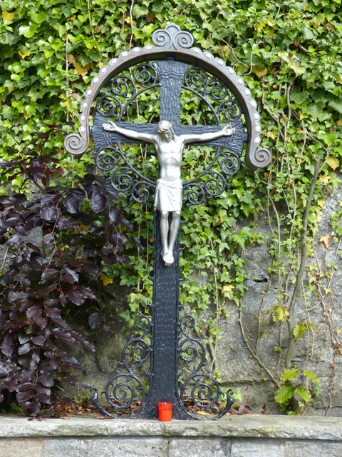Bergatreute, Kreuz, oberhalb des Brunnens an der Kirchenmauer