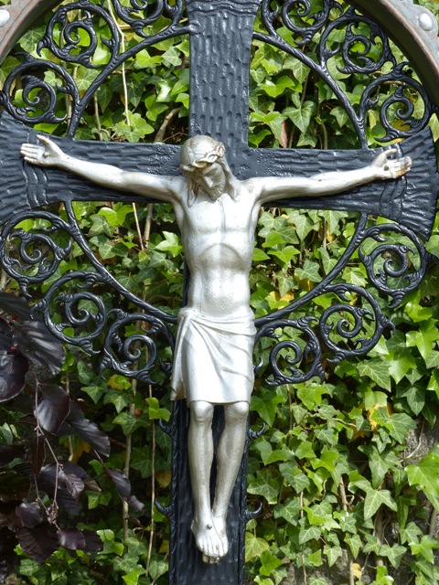 Kreuz, oberhalb des Brunnens an der Kirchenmauer, Detail