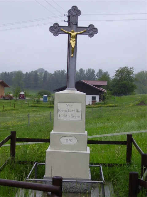 Flurkreuz am Ortsausgang von Mittelurbach in Richtung Hittisweiler, Aufschrift: "Vom Kreuz kommt her Licht und Segen" (erbaut 1910)