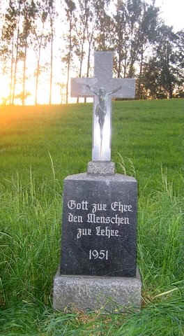 Feldkreuz "Gott zur Ehre, den Menschen zur Lehre" aus dem Jahr 1951; Fam. Anton Oberhofer, Heurenbach; an der B 30 Richtung Heurenbach