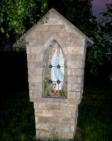 Bildstckle mit der Lourdes-Muttergottes; Fam. Vinzenz Schmid, Wolpertsheim; gemauert von Karl Schmid, Seeden