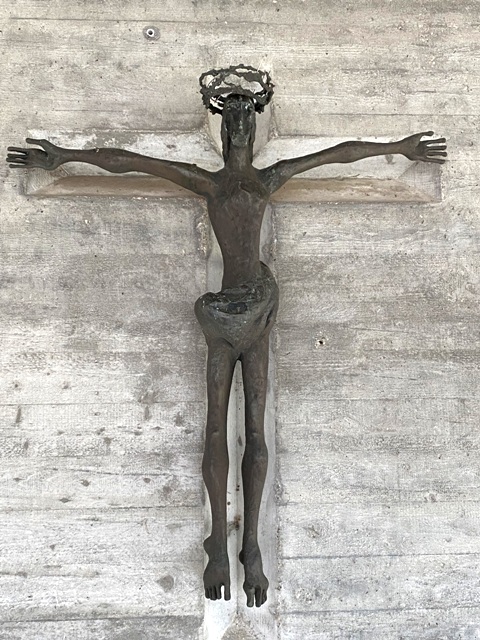 Deuchelried, Kruzifix an der Auenwand der Kirche
