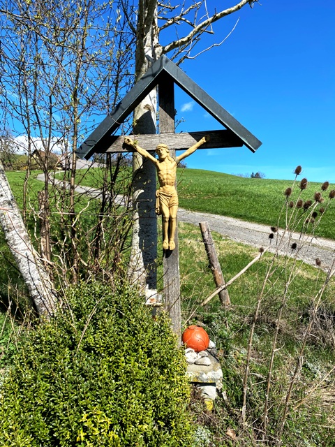 Holzkreuz mit Armbandage