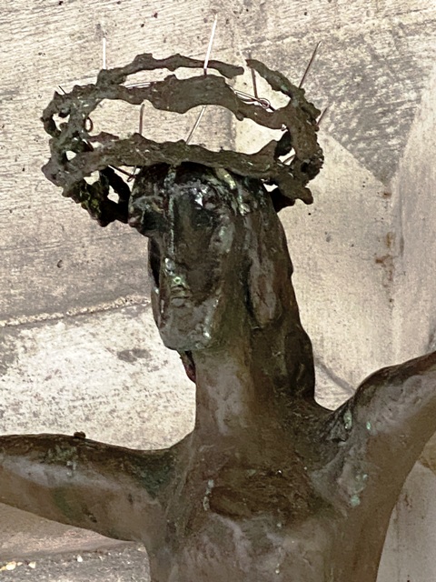 Deuchelried, Kruzifix an der Auenwand der Kirche