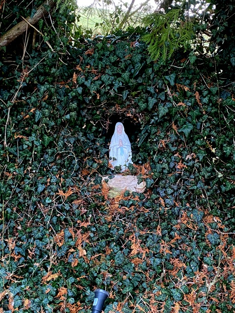 Lourdesgrotte in einem Garten in Eintürnen