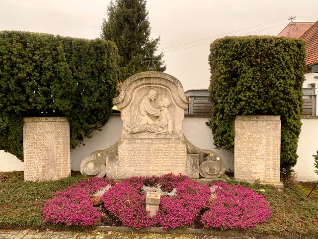 Gornhofen, Ehrenmal auf dem Friedhof