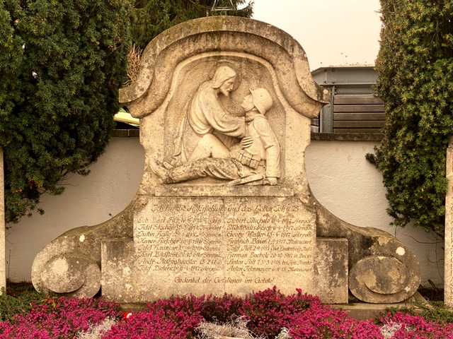 Gornhofen, Ehrenmal auf dem Friedhof