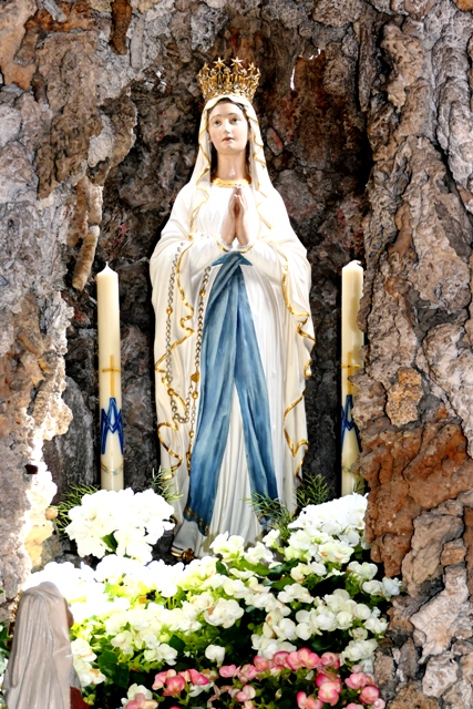 Lourdesgrotte im Backsteinhuschen in Grundsheim