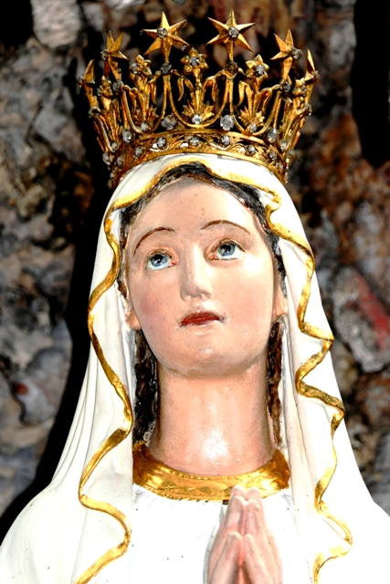 Lourdesgrotte im Backsteinhuschen in Grundsheim