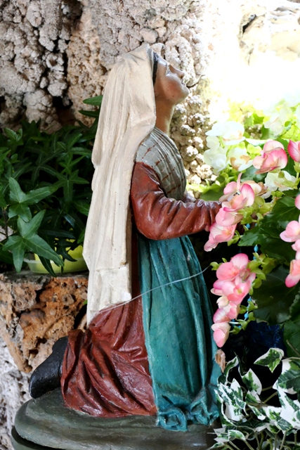 Lourdesgrotte im Backsteinhuschen in Grundsheim