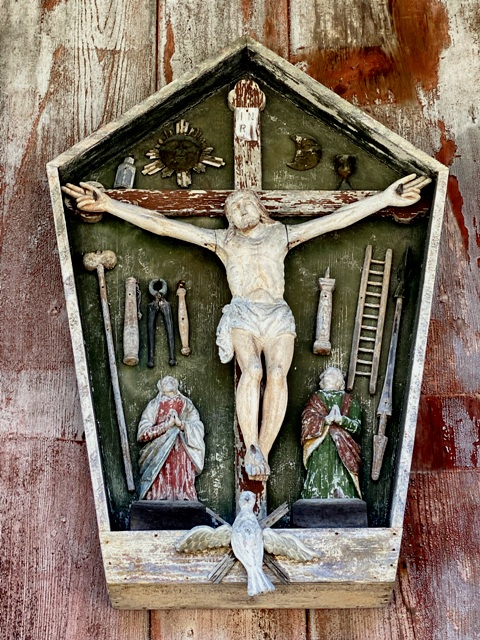 Gumpeltshofen, Arma-Christi-Kreuz im Wetterkasten