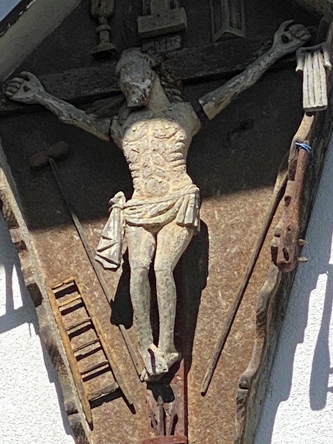 Hof Ibele, Arma-Christi-Kreuz an der Hauswand