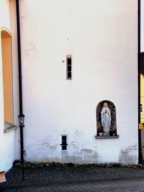 Lourdesgrotte Karsee in der Kirchturmmauer