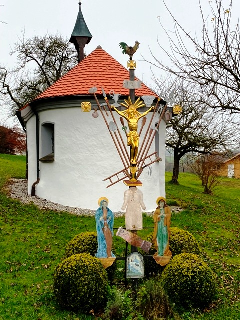 Lanzenhofen, Arma-Christi-Kreuz mit Magnuskapelle