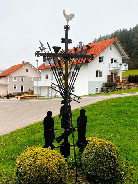 Lanzenhofen, Arma-Christi-Kreuz, von hinten