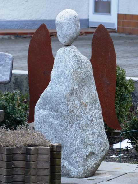 Mennisweiler, Engel im Garten beim Haus Wenk, Huber