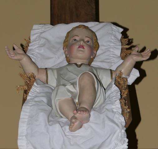 Jesuskind in der Krippe auf dem Tabernakel des Hochaltars in Molpertshaus