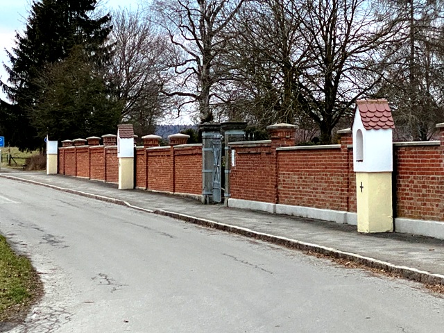 Bad Schussenried, Kreuzwegstationen entlang der Friedhofsmauer