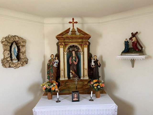 Übendorf, Altar mit Lourdesgrotte