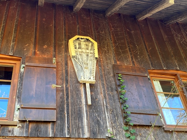 Unteribele, Arma-Chrsiti-Kreuz an der Hauswand